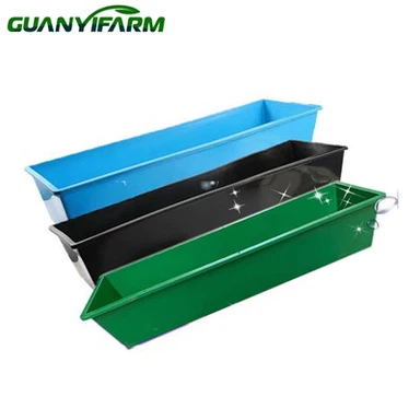 Plastové jesličky na krmení koní